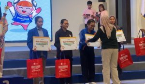 Pembagian hadiah kepada atlet ITSK RS dr. Soepraoen. Sumber : Tim Jurnalistik ITSK