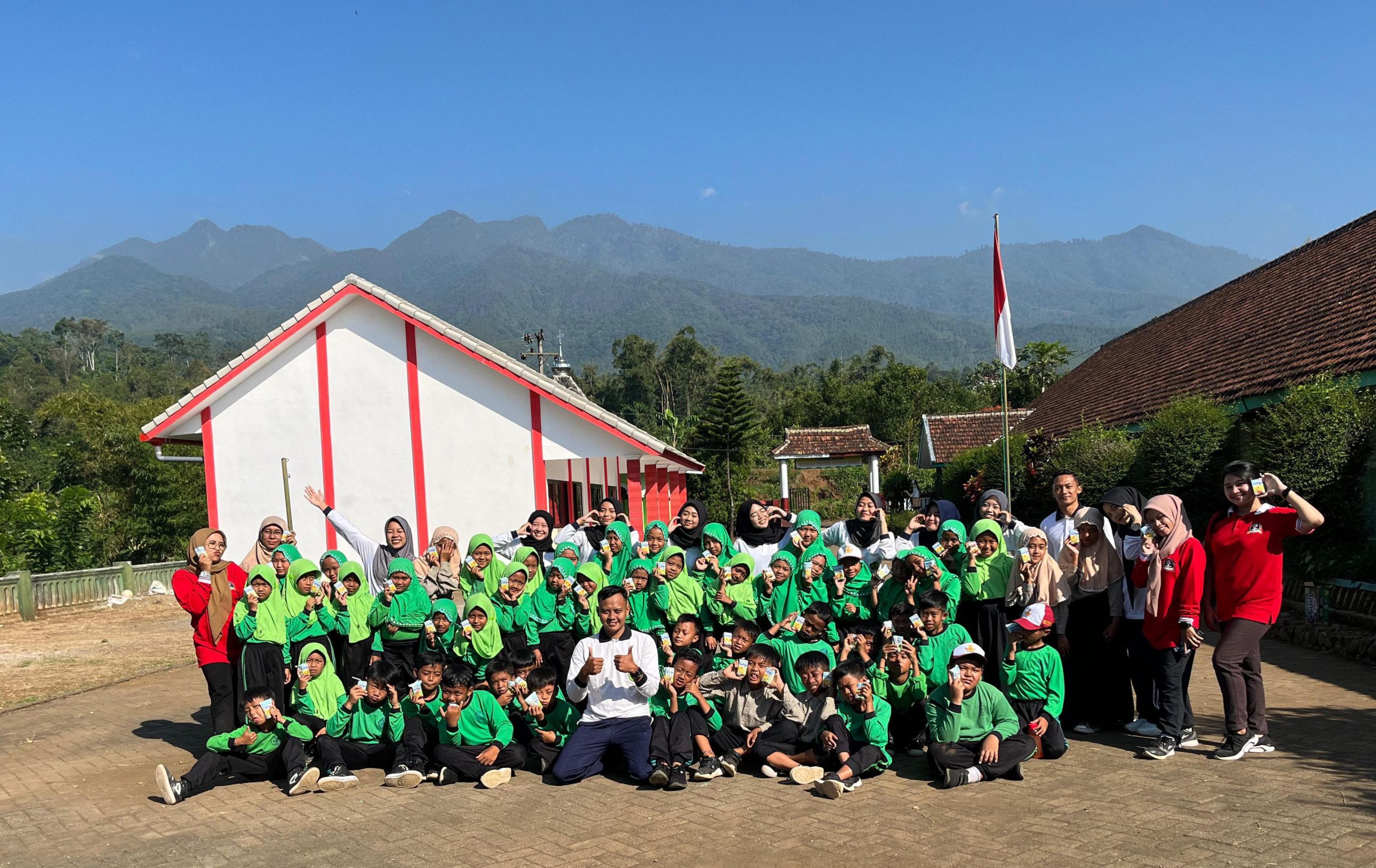 Mewujudkan Kesehatan Masyarakat Desa Kucur dengan Implementasi Senam dan  Pembagian Susu
