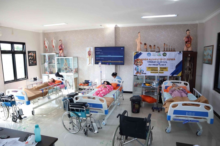 HUT PERSEMKI ke-9 : Kompetisi Nasional Layanan Penunjang Keperawatan di ITSK RS dr. Soepraoen