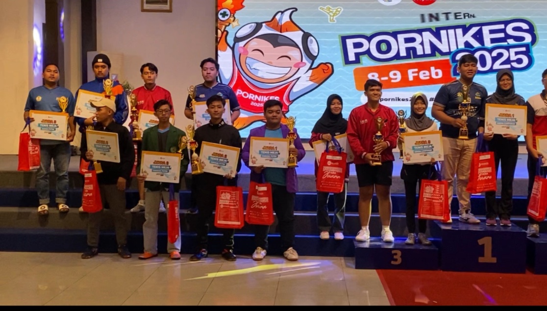 Pembagian hadiah kepada atlet ITSK RS dr. Soepraoen. Sumber : Tim Jurnalistik ITSK