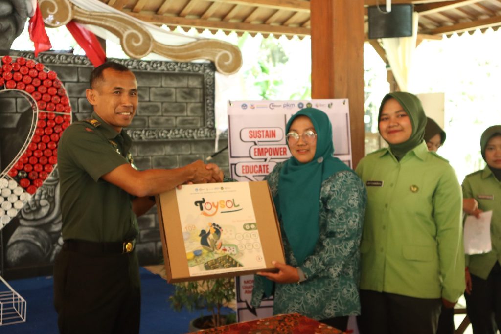 Mahasiswa ITSK RS dr. Soepraoen Luncurkan Produk Inovasi dari Limbah Sandal